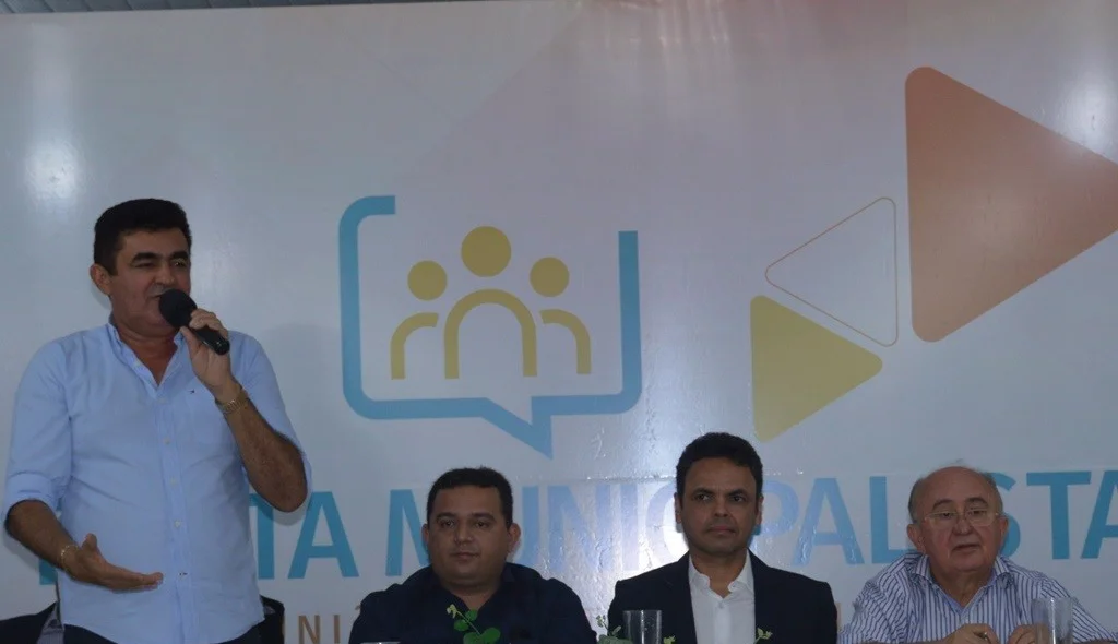 Prefeito Renato defende reativação da Ampicos