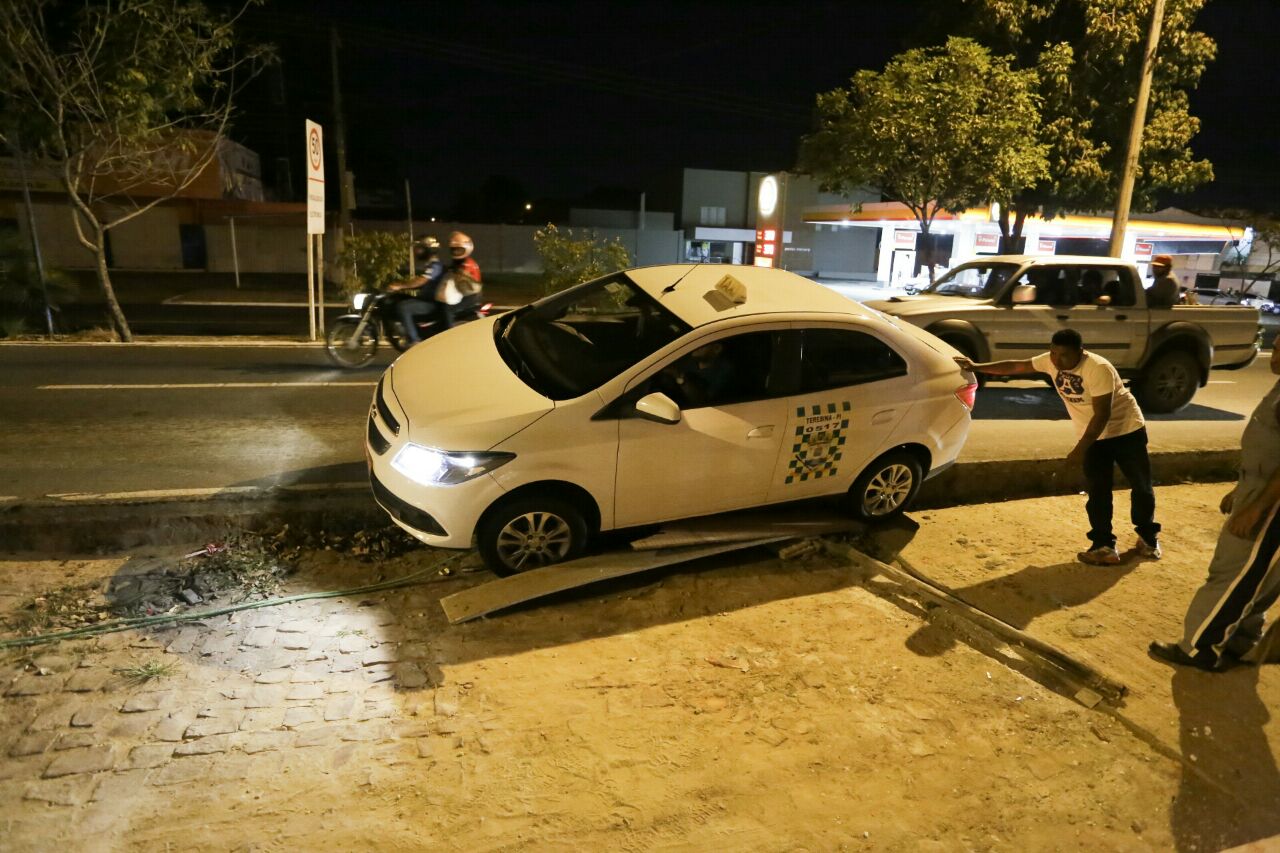 Táxi desceu no desnível que existe na parada de ônibus