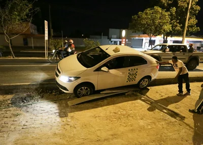 Táxi desceu no desnível que existe na parada de ônibus