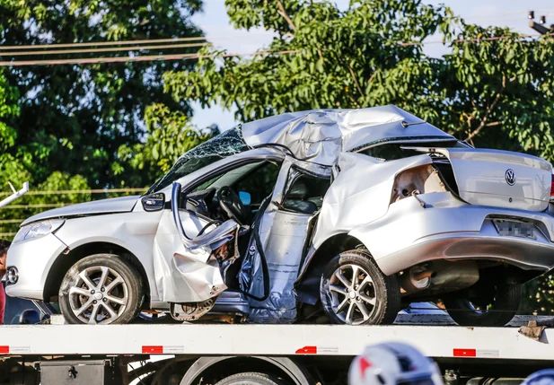 Motorista colide veículo em poste na BR-316 em Teresina 