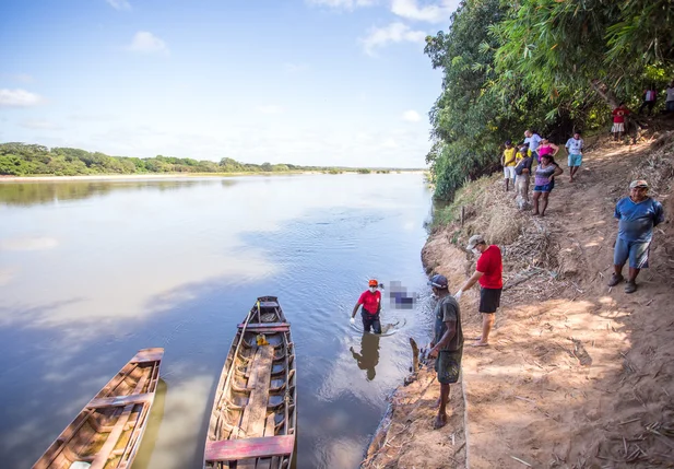 Pescador resgata cadáver no rio Poti em Teresina