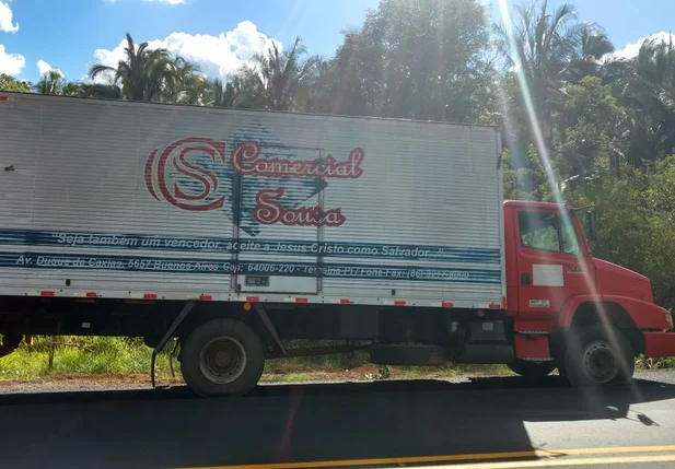 Caminhão de carga do Comercial Sousa