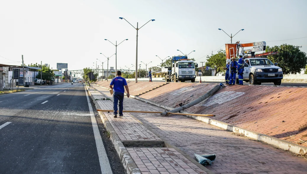 Carro bate em poste em Teresina 