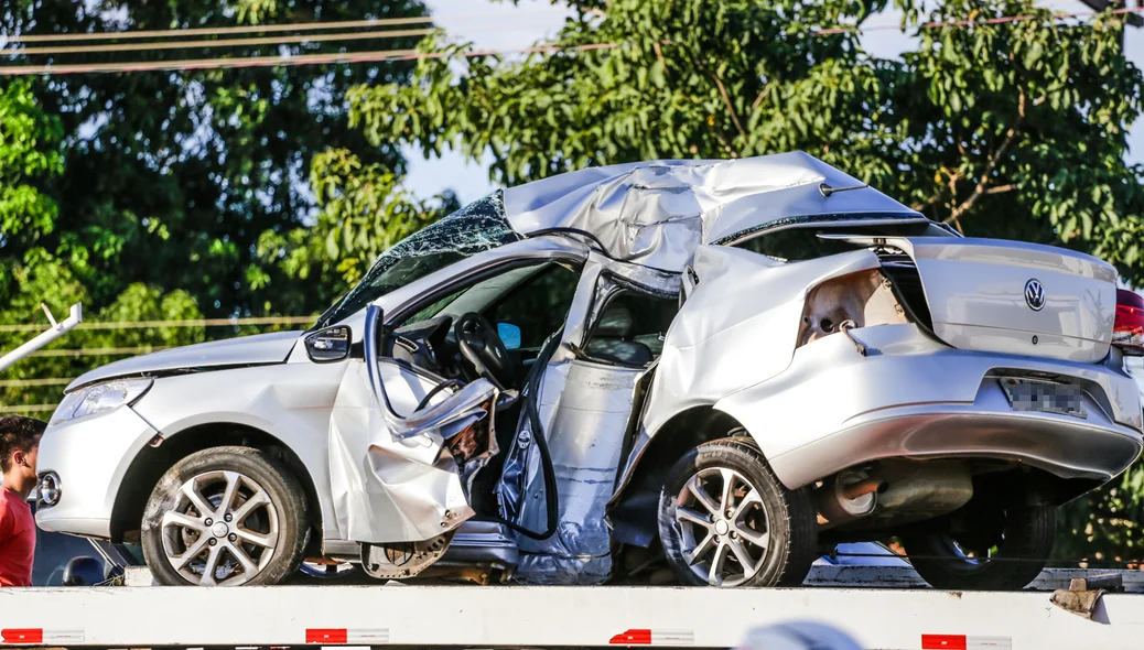 Carro colide em poste em Teresina 