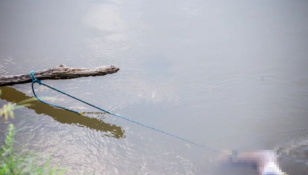 Pescador amarrou o corpo em uma estaca