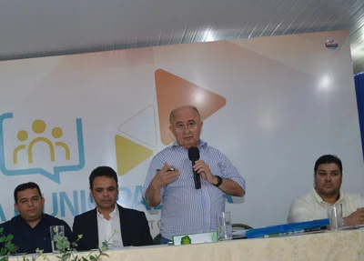 Deputado Júlio César participa de encontro municipalista em Picos
