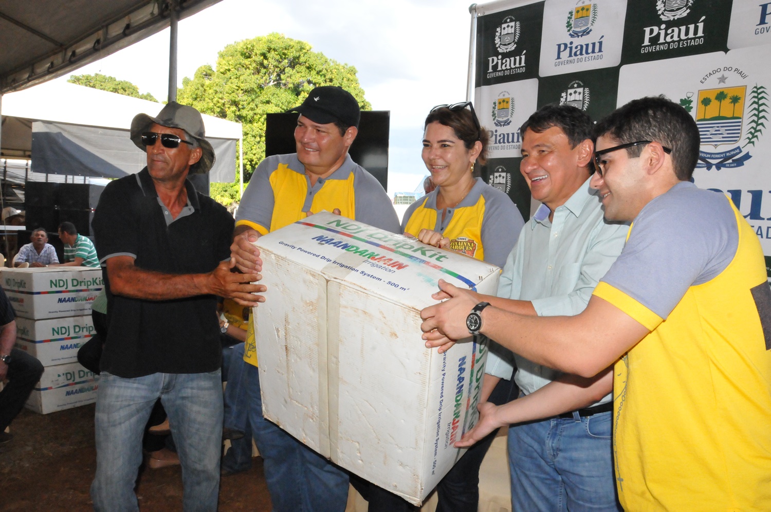 Wellington Dias entrega kits em Joca Marques