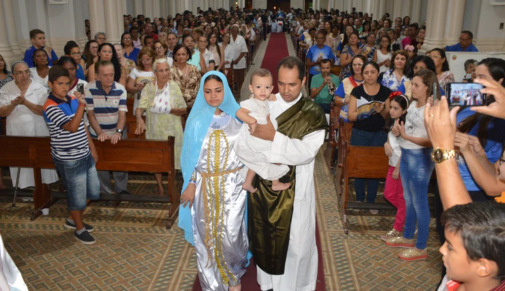 Casal representa Maria e José.
