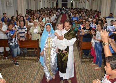 Casal representa Maria e José.