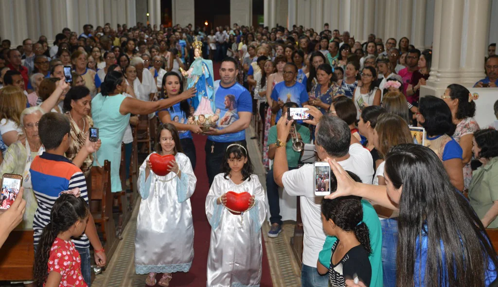 Devotos acompanham entrada da imagem da Padroeira.