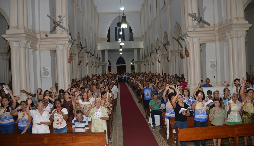 Devotos participam da celebração