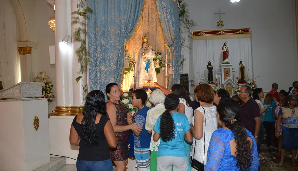 Devotos reverenciam imagem da Nossa Senhora dos Remédios