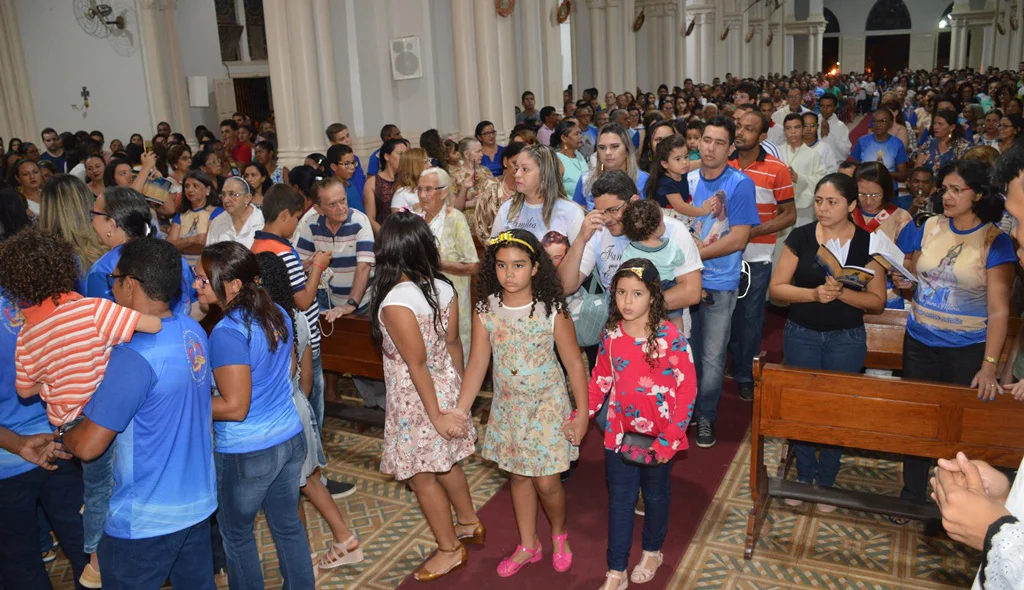 Famílias participam da festa.