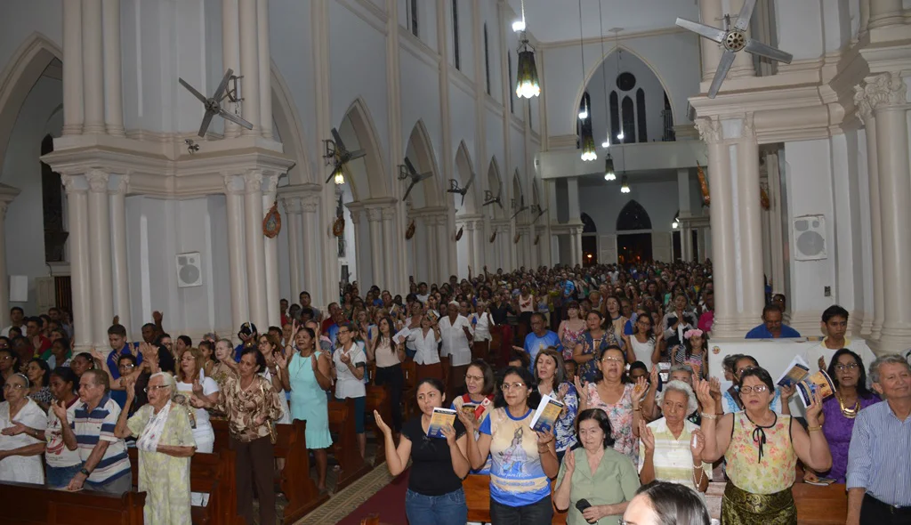 Fiéis lotam a Catedral.