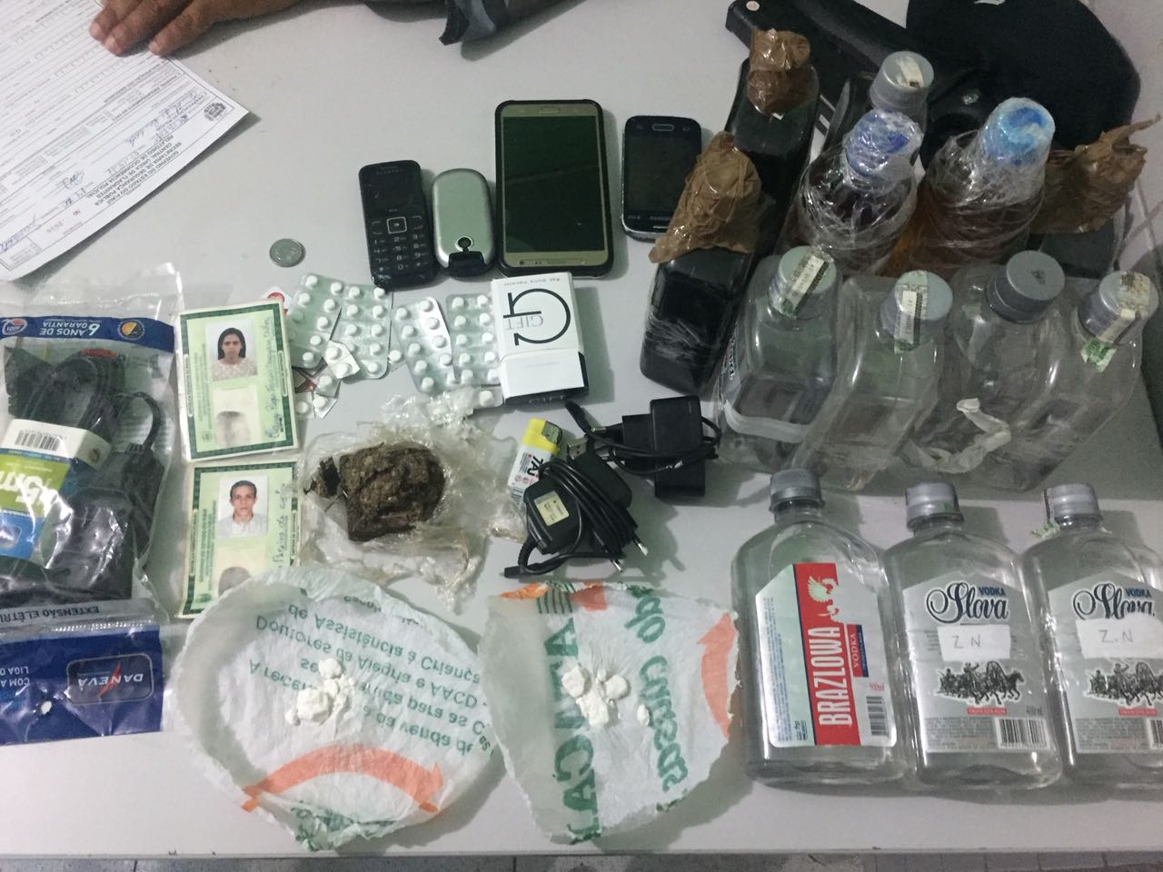Material que seria jogado para dentro da penitenciária 