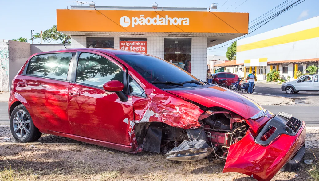 O carro ficou abandonado na Avenida João XXIII 