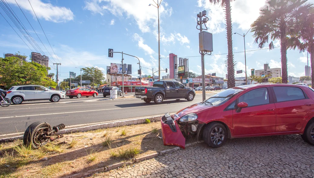 O carro ficou abandonado no cruzamento da avenida João XXIII com Nossa Senhora de Fátima