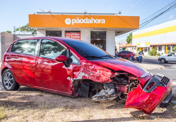 Veículo fica destruído em acidente na Avenida João XXIII