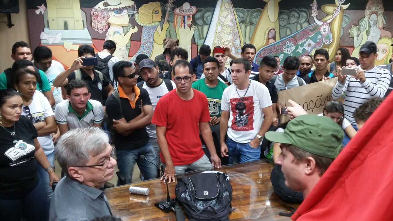 Estudantes afirmam que reitor não atendeu reivindicações anteriores
