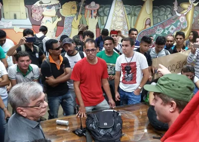 Estudantes afirmam que reitor não atendeu reivindicações anteriores