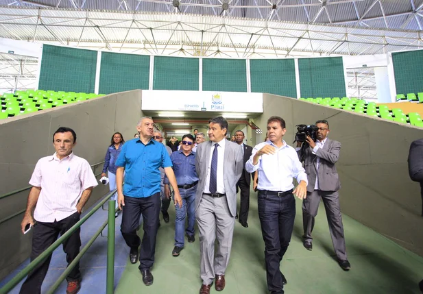 Governador Wellington Dias visitando obras