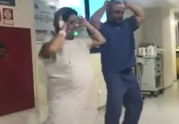 Médico dança hit Despacito com grávida no ES