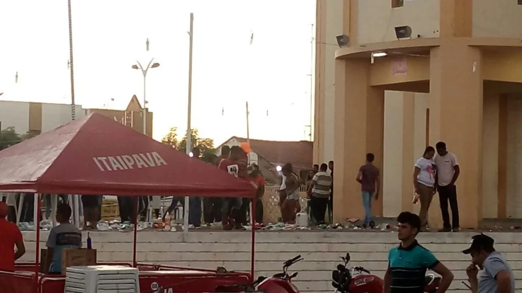 Patamar da Igreja ficou tomado de lixo após festa da Prefeitura