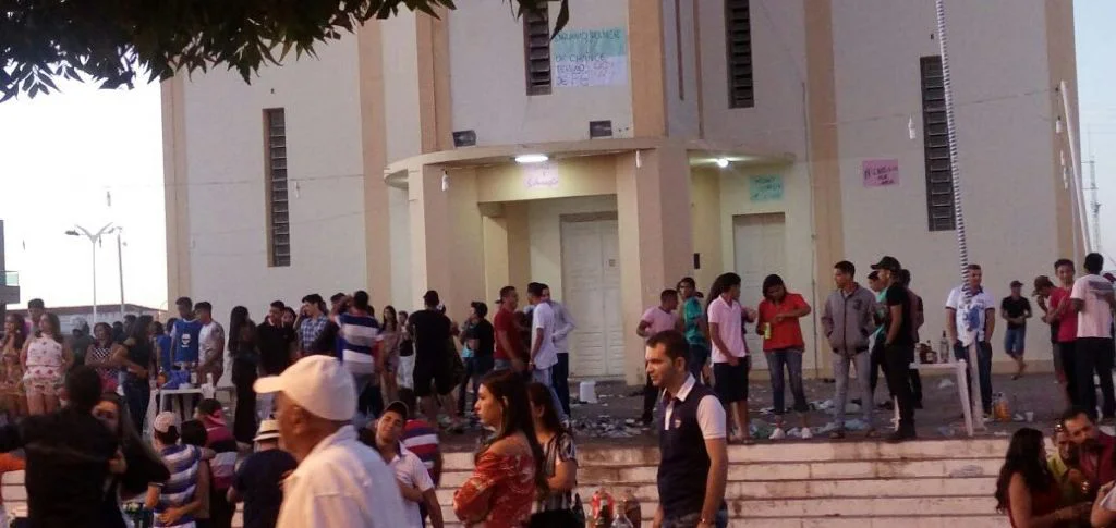 Patamar da igreja lotado de pessoas comemorando
