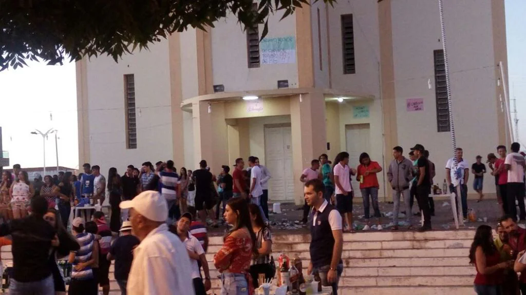 Patamar da Igreja ocupado por pessoas durante a festa da Prefeitura