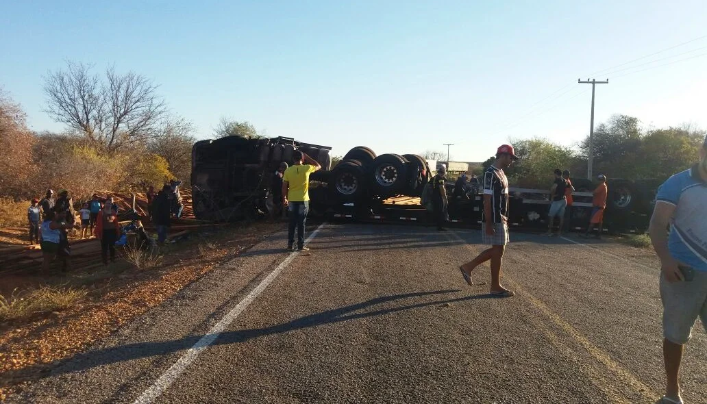 Rodovia ficou totalmente bloqueada 