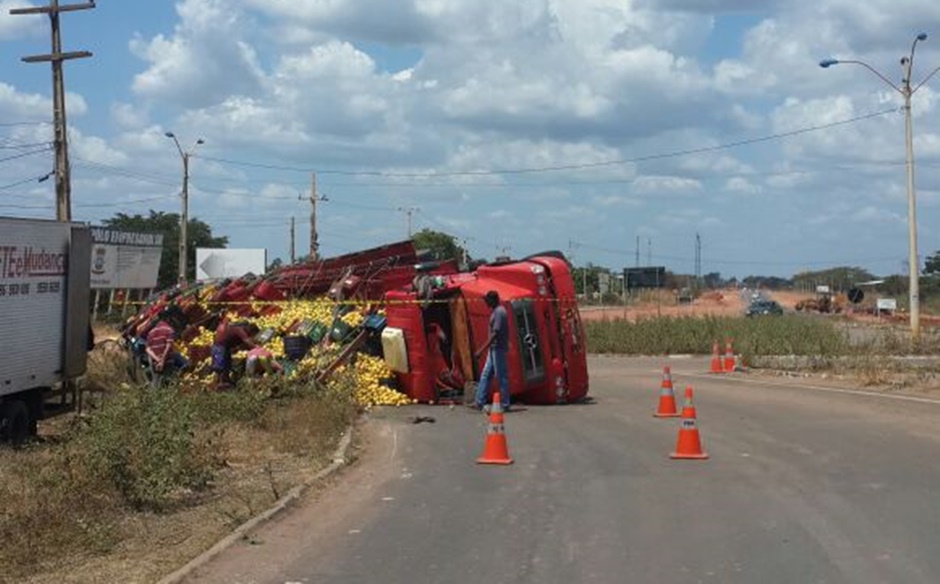 Carreta tombada