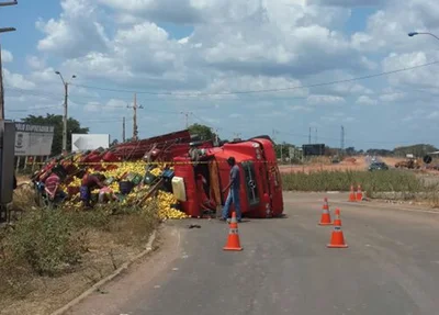 Carreta tombada