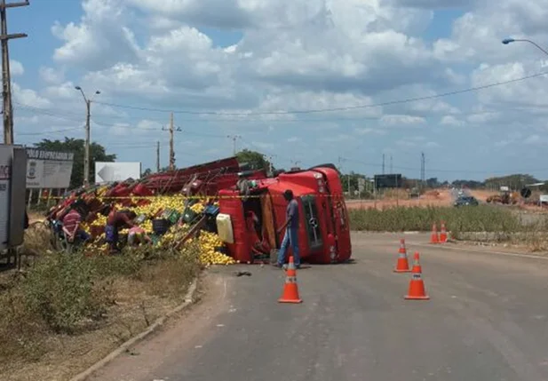 Carreta tombada