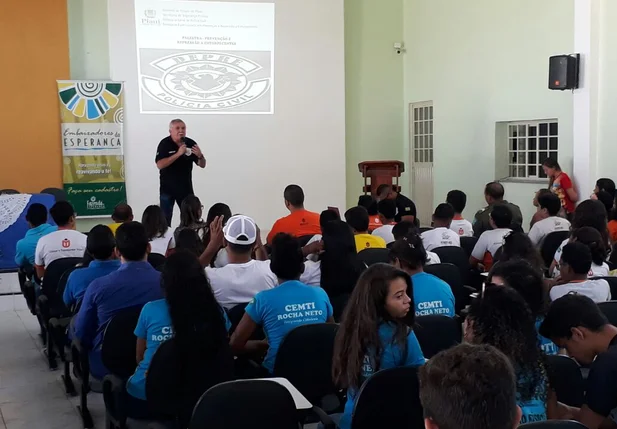 Delegado Menandro Pedro ministra palestra sobre prevenção às drogas