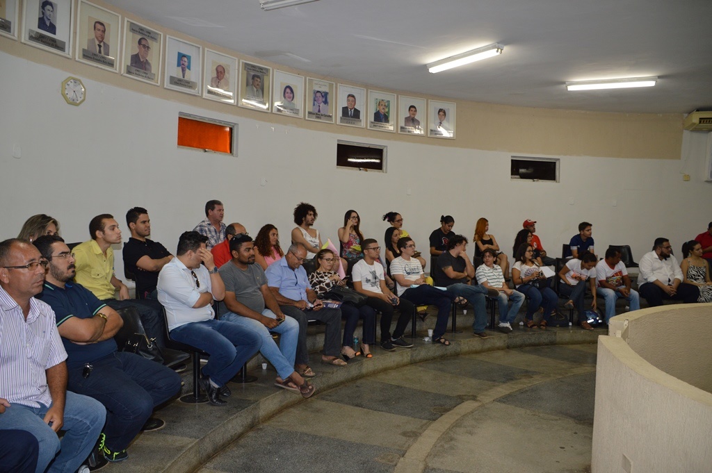 Estudantes e simpatizantes de Lula acompanham votação
