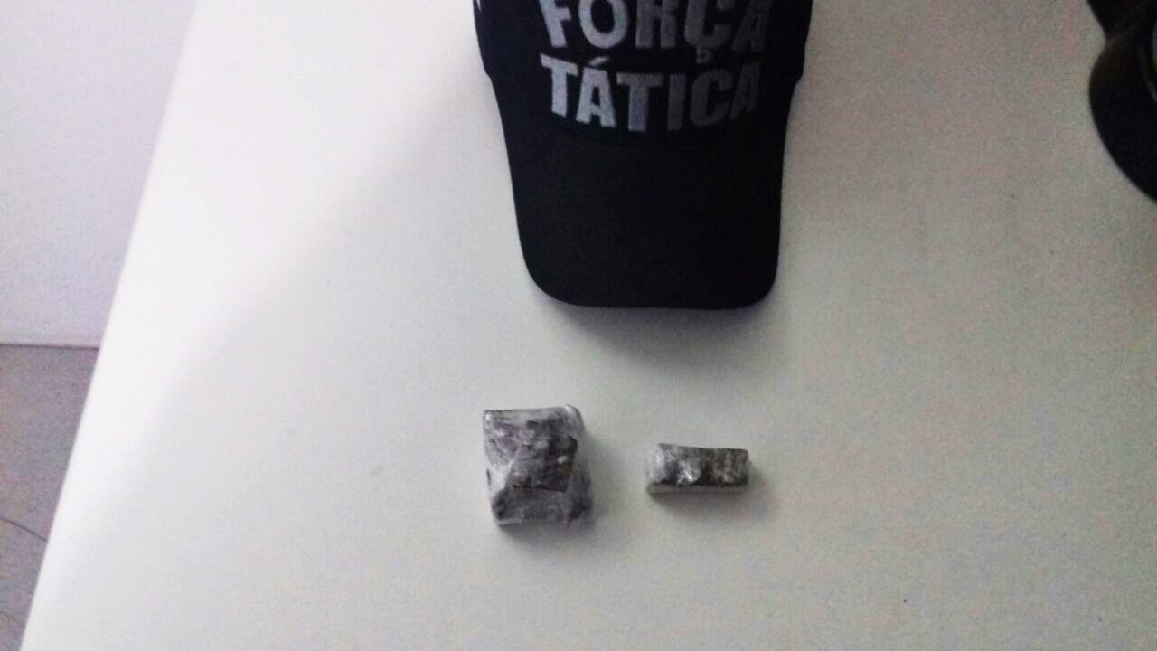 A dupla foi flagrada portando pequenos tabletes de droga