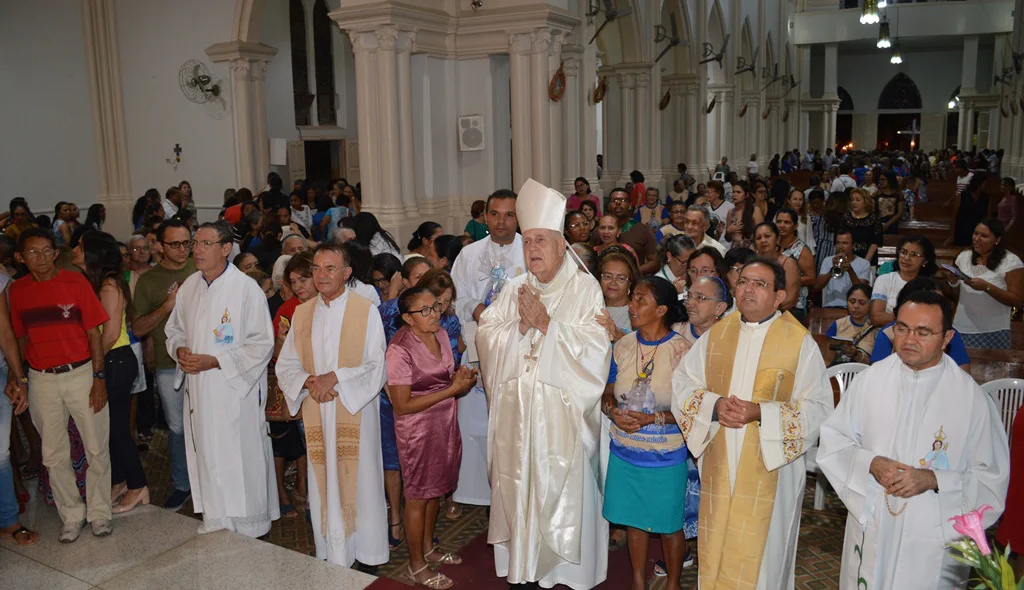 Dom Alfredo ao lado dos concelebrantes.