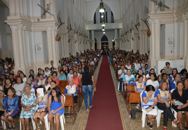Fiéis lotam Catedral