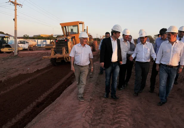Governador acompanhado de autoridades