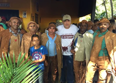 João Mádison no registro ao lado dos vaqueiros