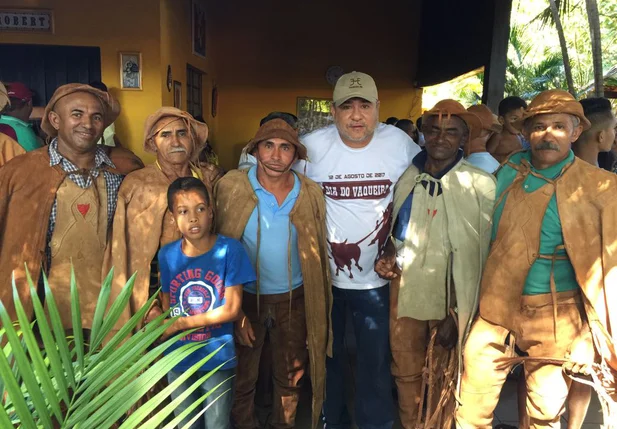 João Mádison no registro ao lado dos vaqueiros