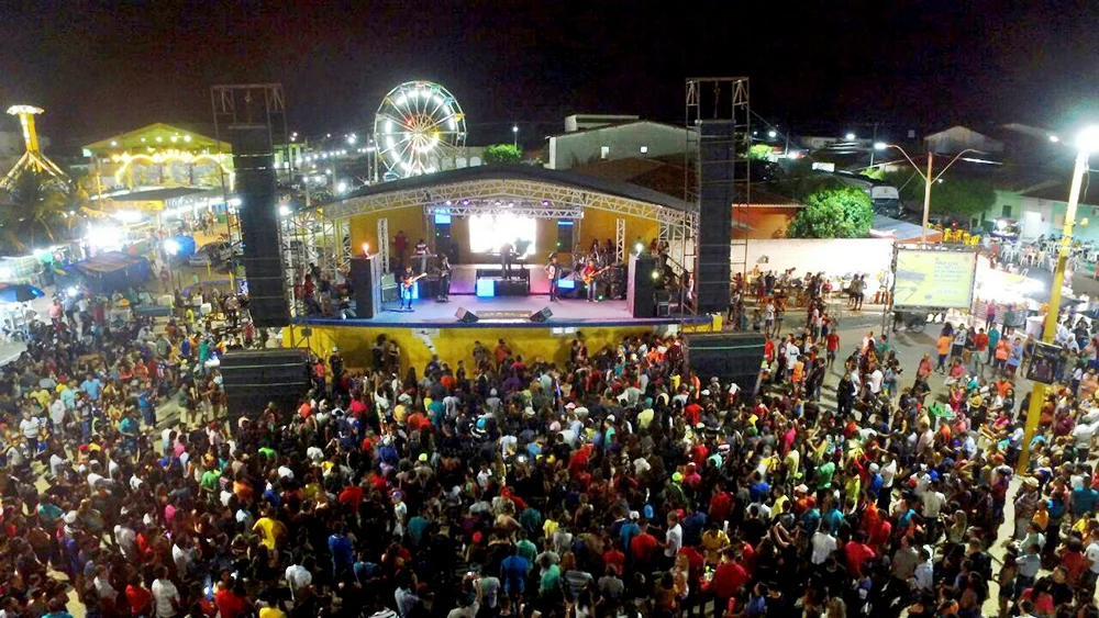 Milhares de pessoas compereceram ao local