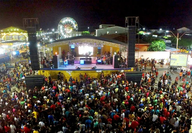 Milhares de pessoas compereceram ao local