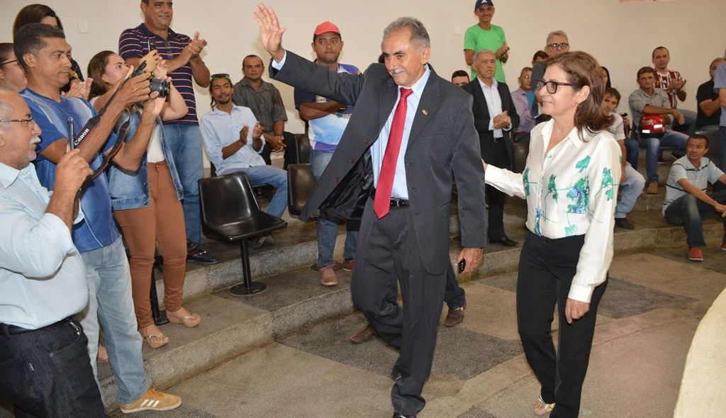 Antônio Moura é conduzido ao plenário