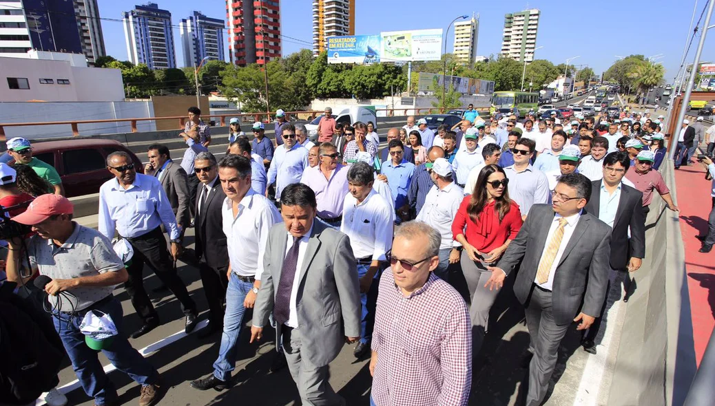 Autoridades caminham sobre a ponte JK