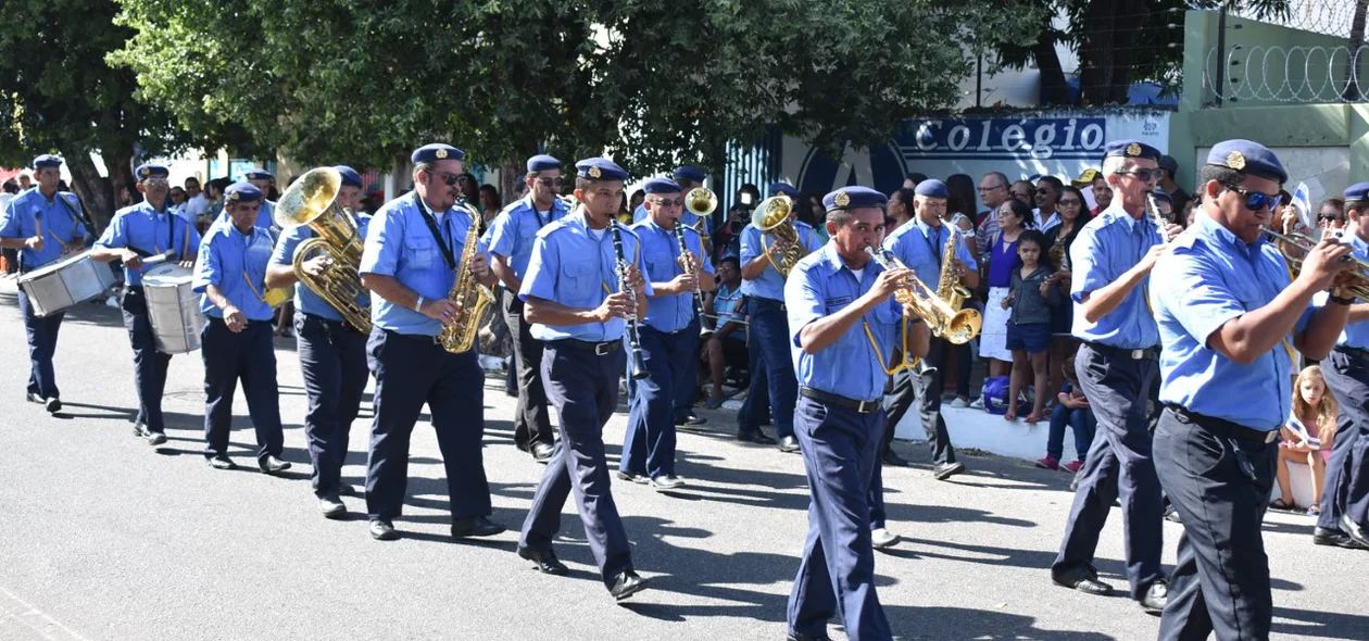 Desfile cívico em homenagem ao aniversario da cidade