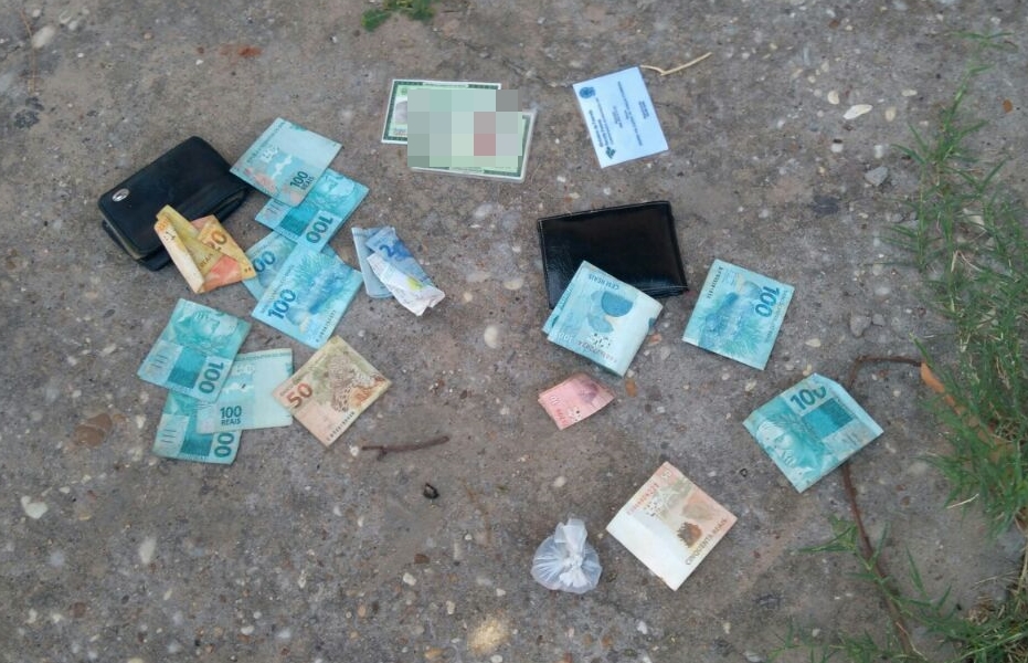 Dinheiro encontrado com os suspeitos 