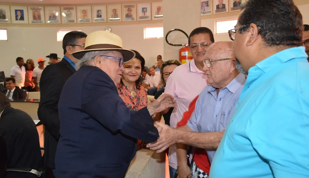 João Bosco recebe cumprimentos dos amigos