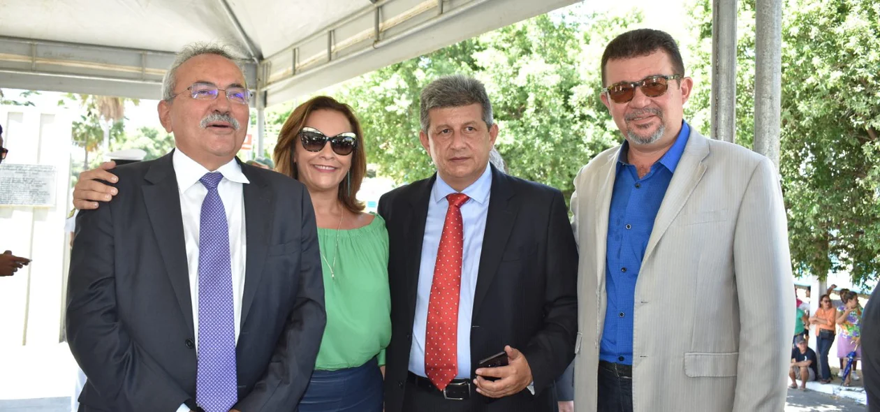 Presidente da Fiepi ao lado de lideranças políticas 