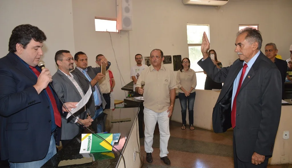 Suplente Antônio Moura presta juramento